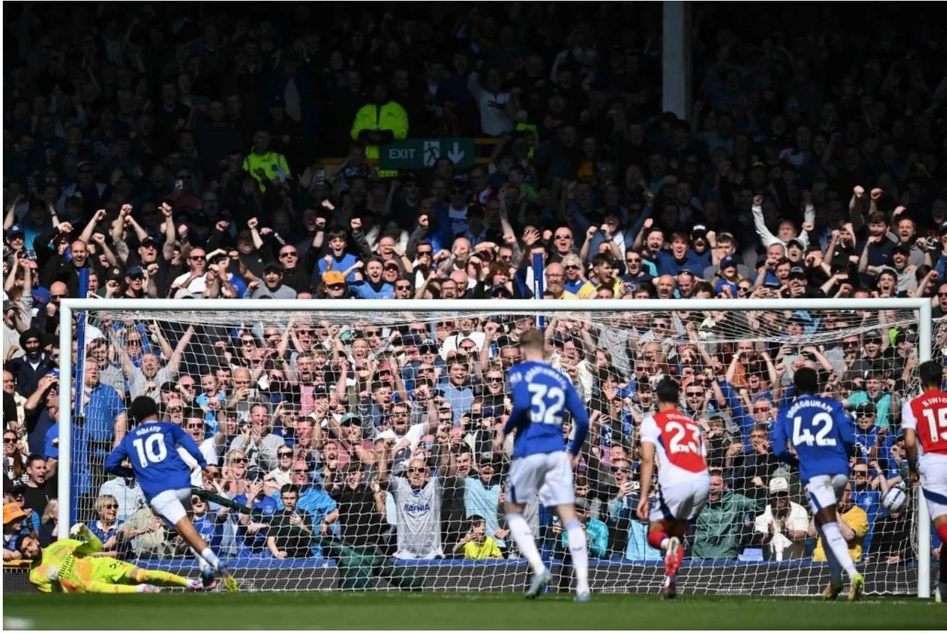 英格兰横扫瑞士，格拉利什三分雨点燃全场