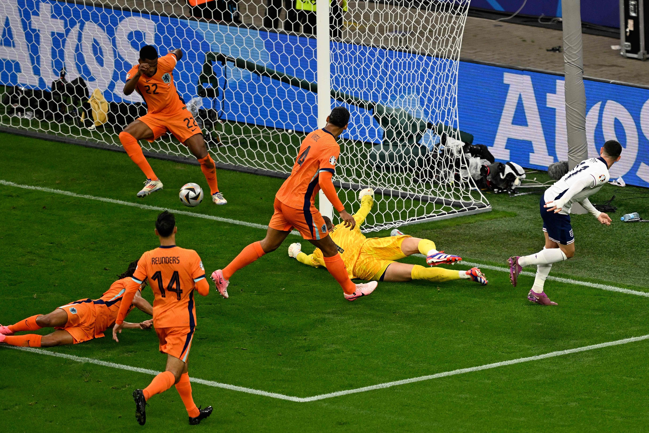 关于英格兰国家队再胜一场，锁定晋级淘汰赛资格的信息