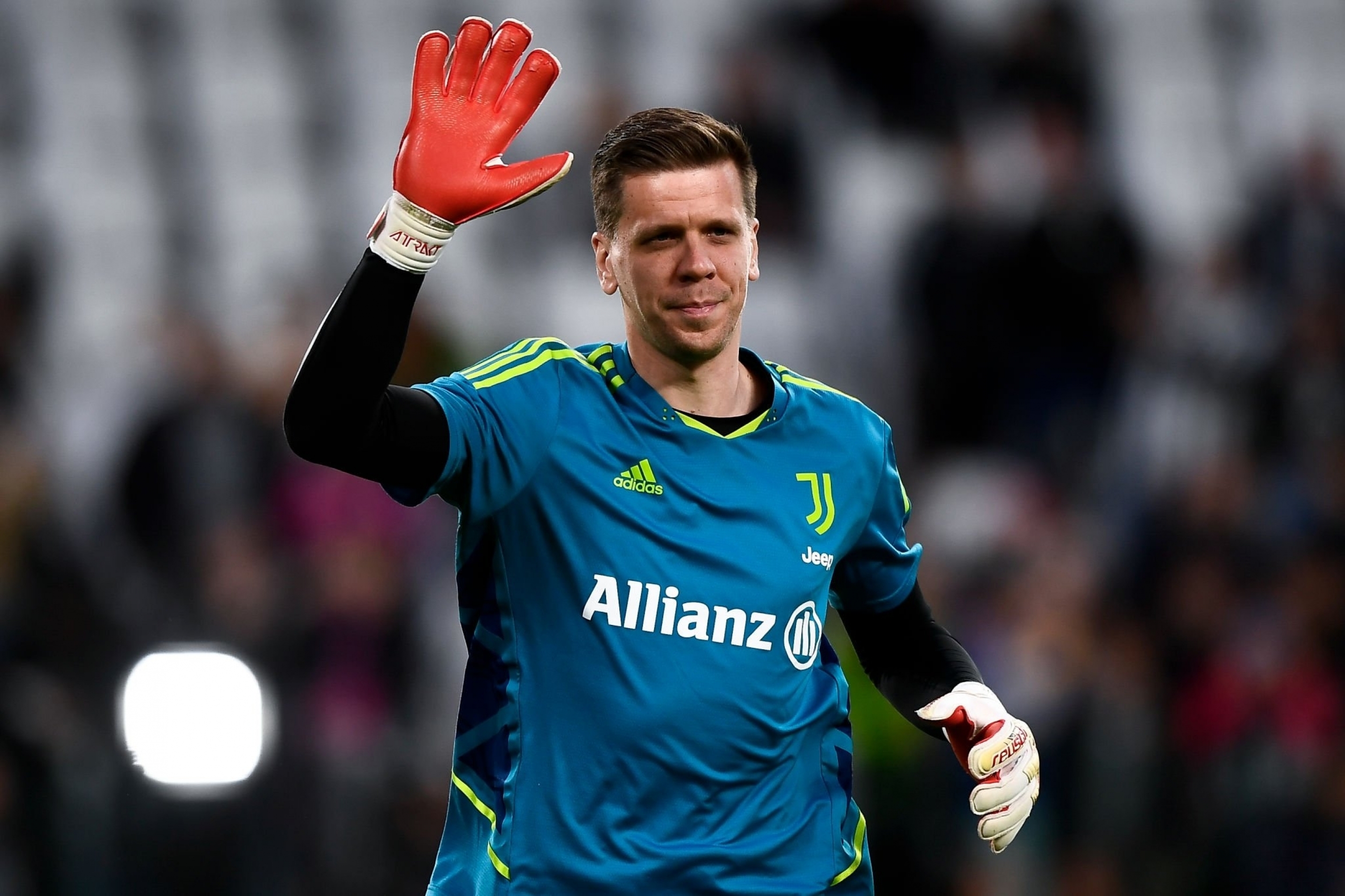 包含尤文图斯门将什琴斯尼创造零封纪录的词条