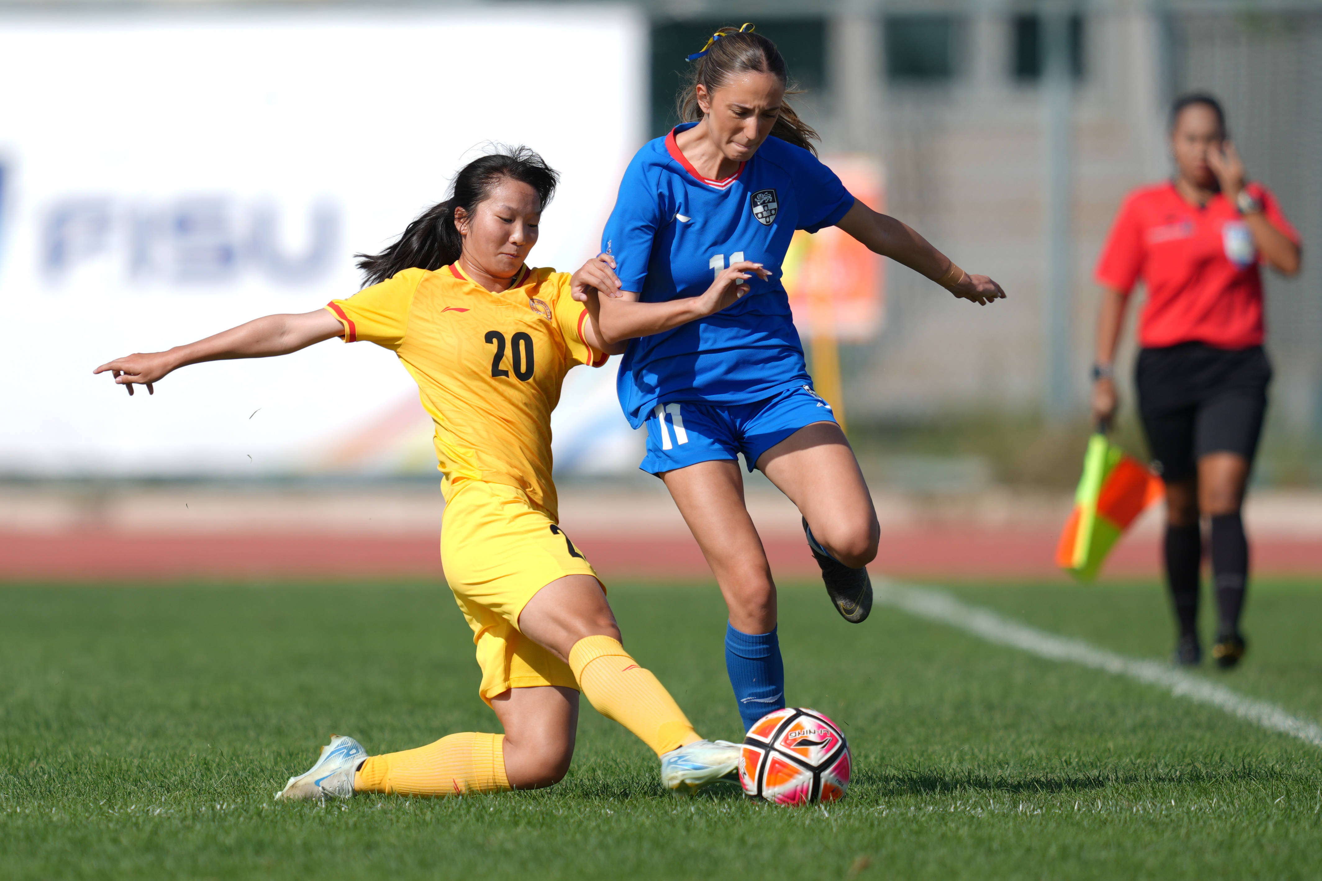 女足球员们在比赛中施展绝技