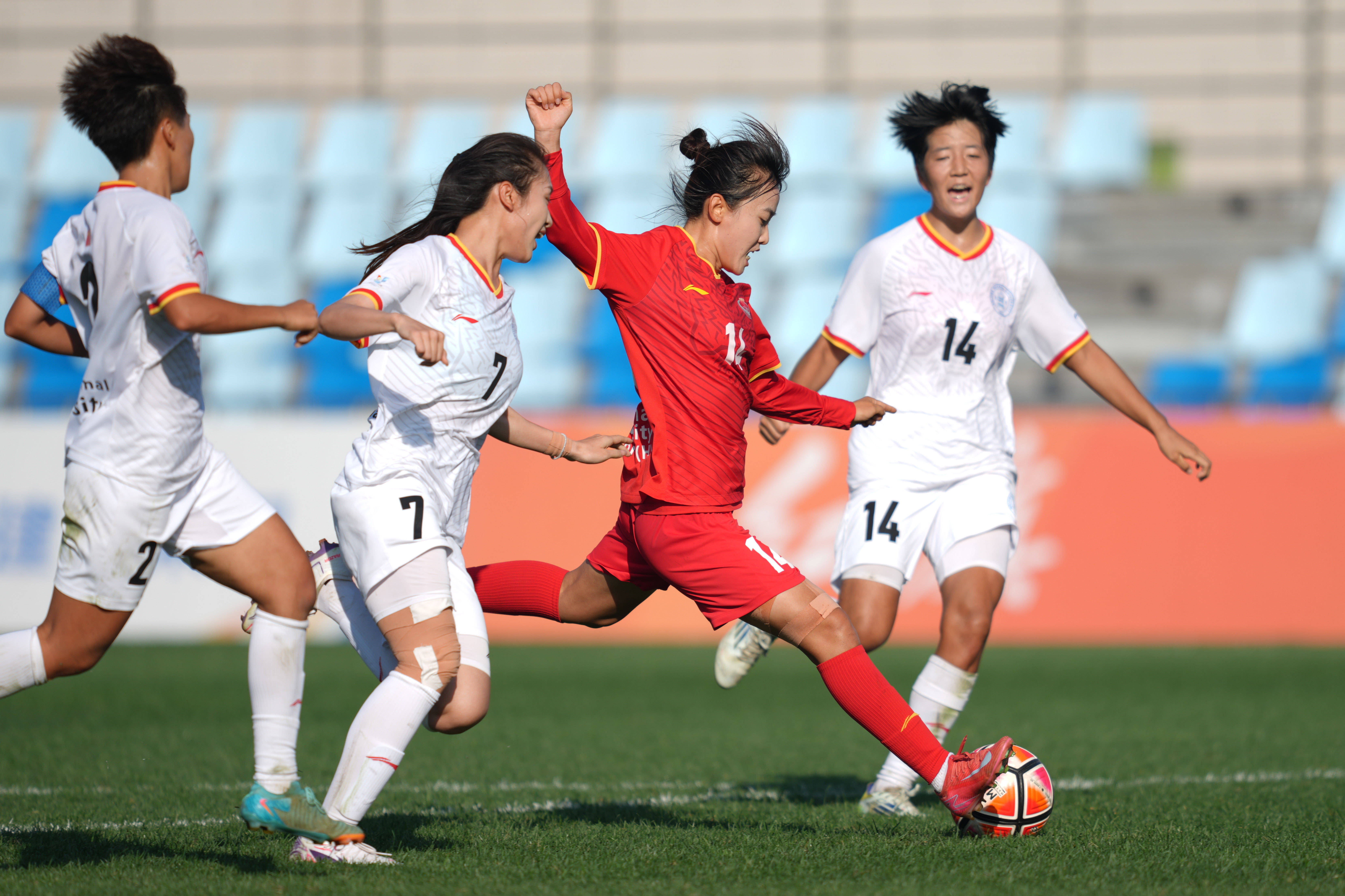 女足球员们在比赛中施展绝技