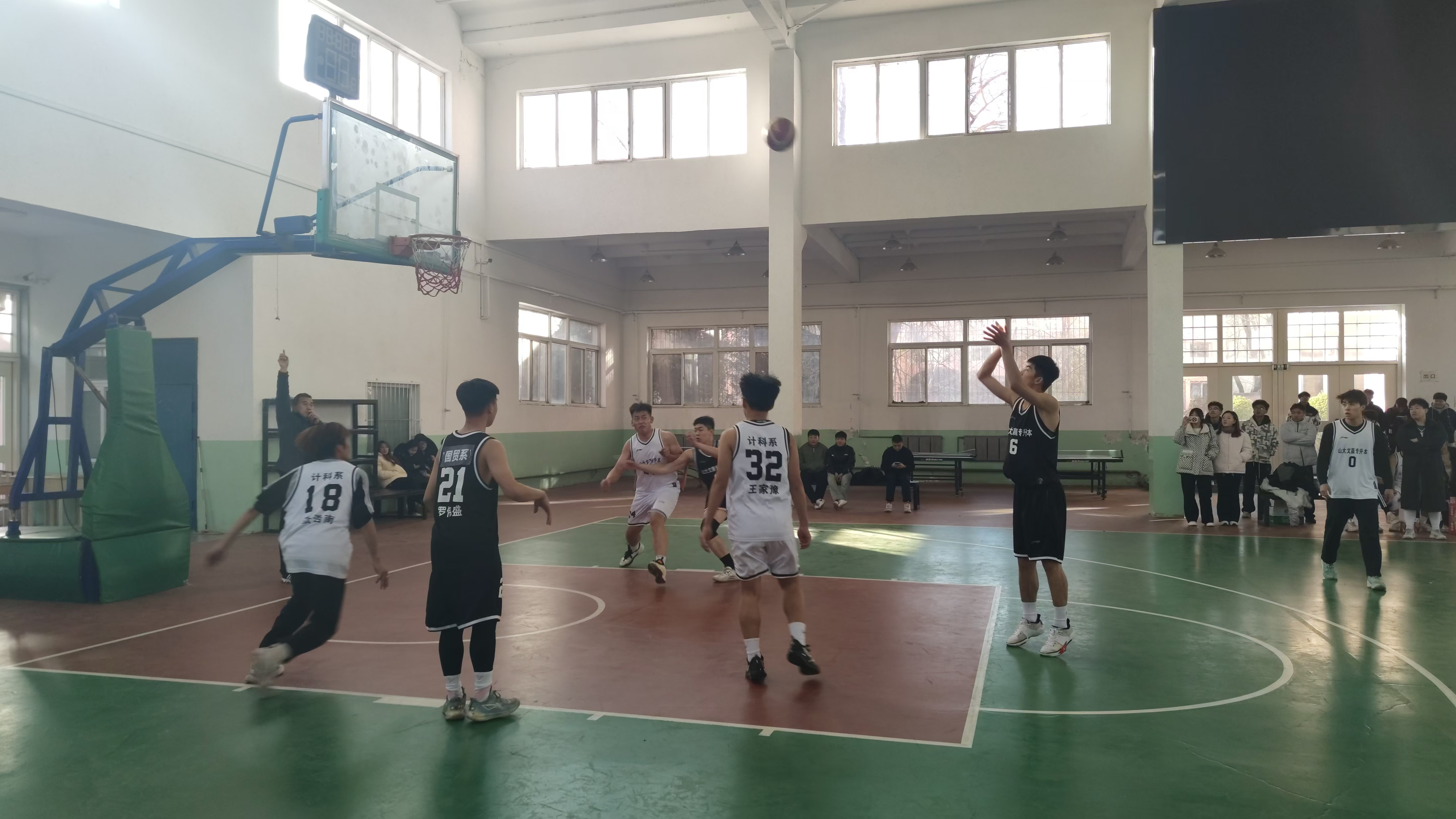 体育赛事热血激燃，篮球比赛场场高潮迭起的简单介绍