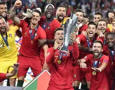 包含欧国联赛事精彩开赛，球员奋力拼搏的词条