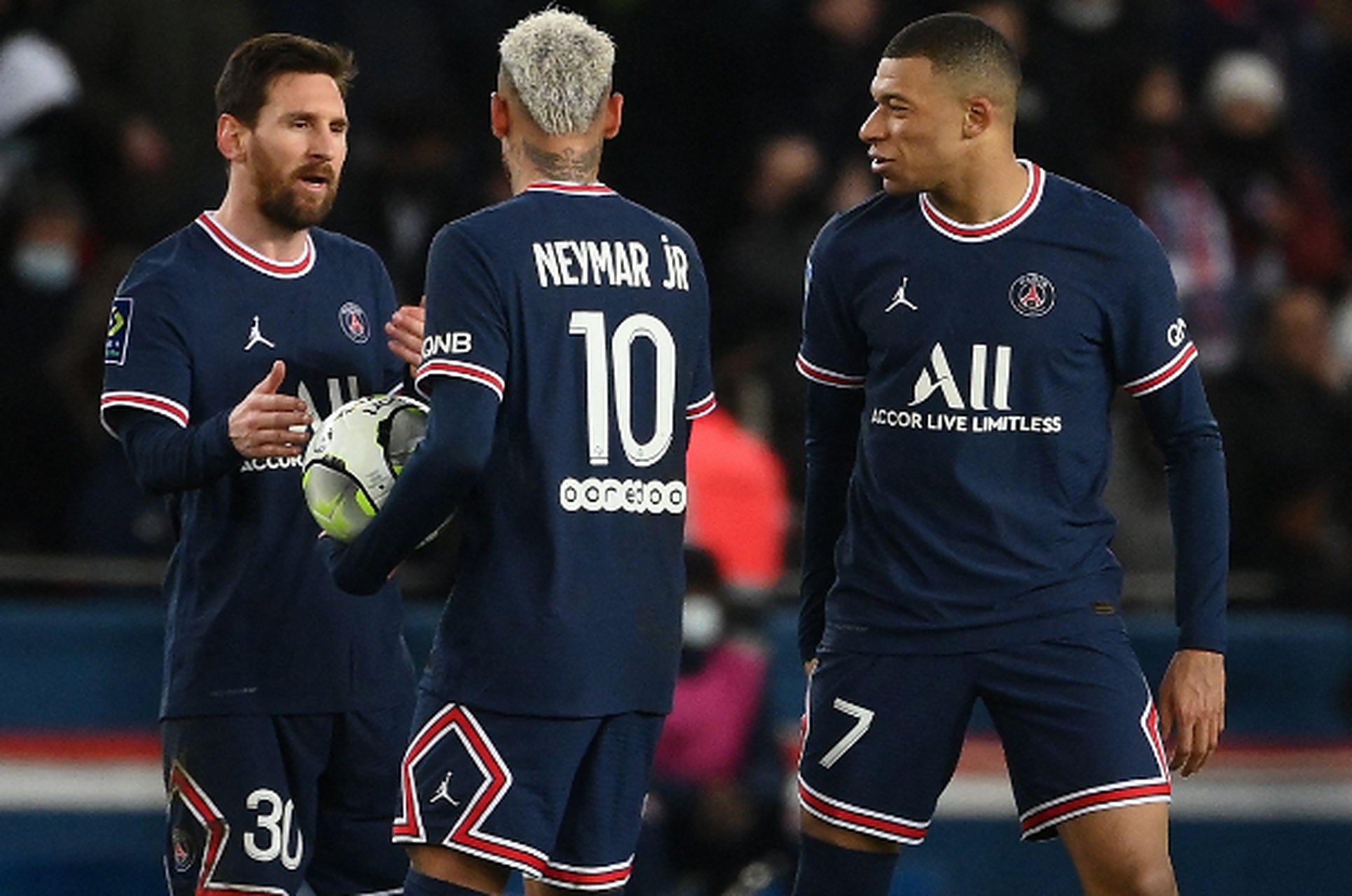 法甲比赛巴黎圣日耳曼队轻松战胜里尔队的简单介绍