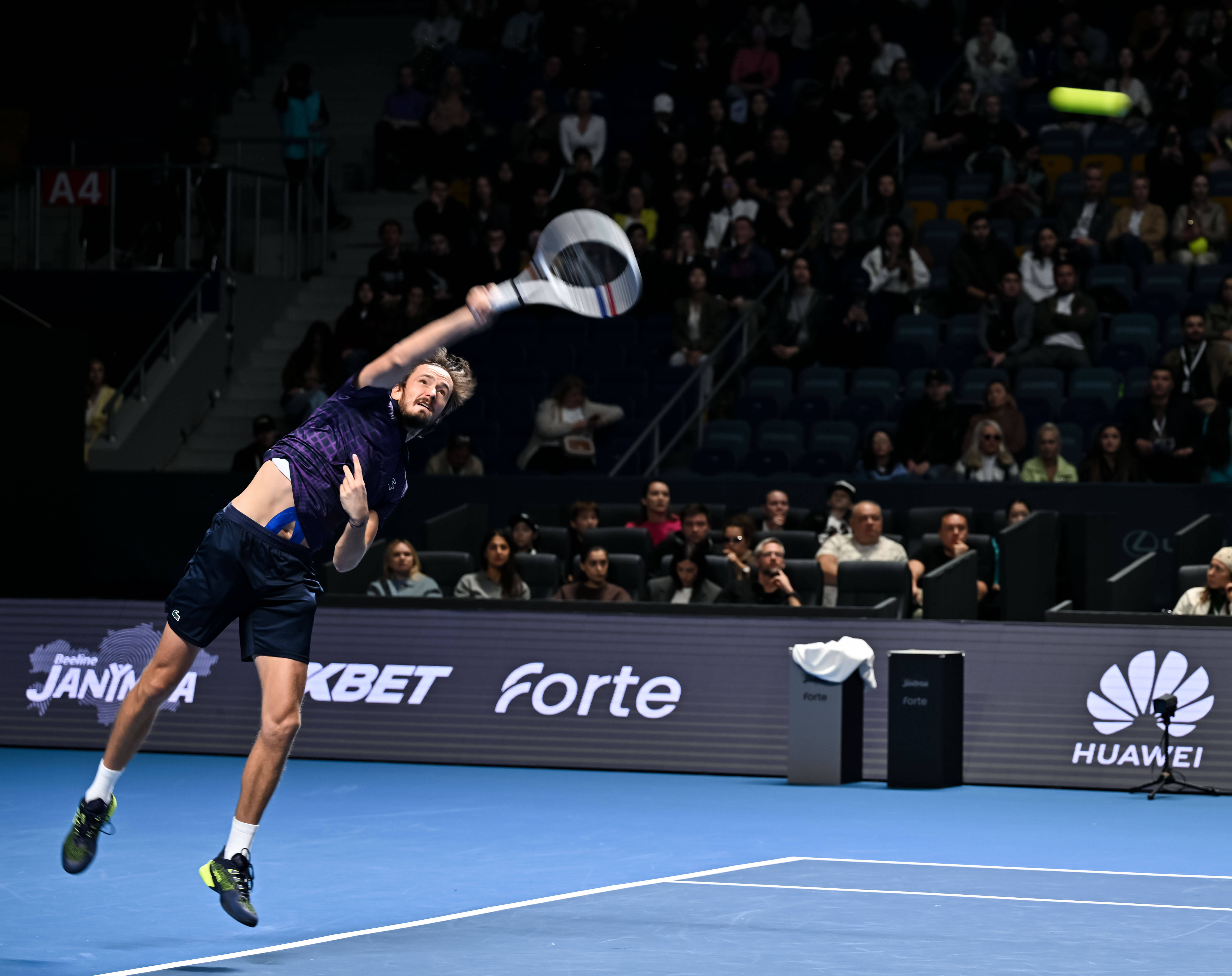 意大利网球队险胜法国网球队，梅德韦杰夫送出助攻的简单介绍