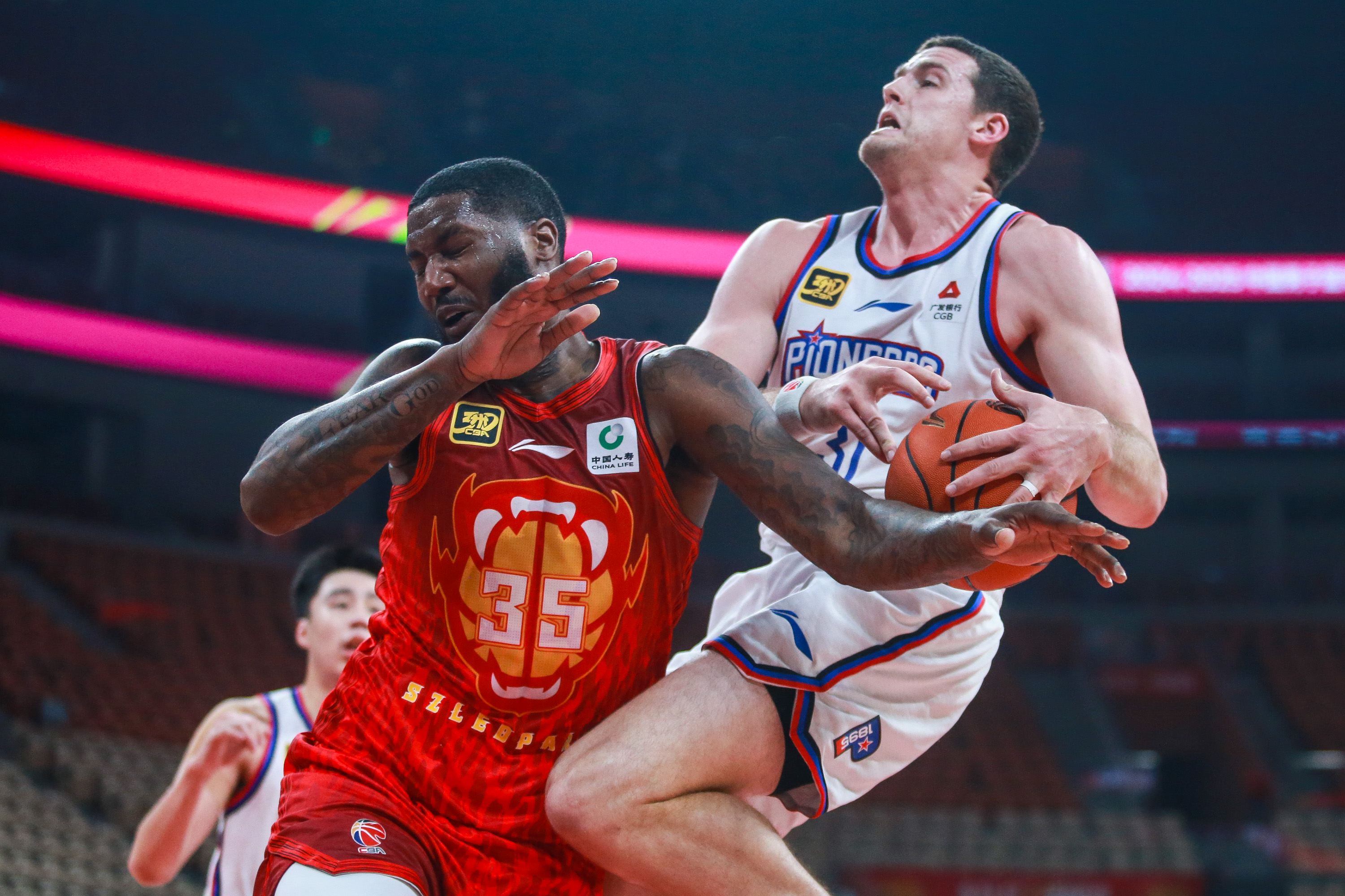 关于马刺力克深圳队，保罗带队取胜的信息