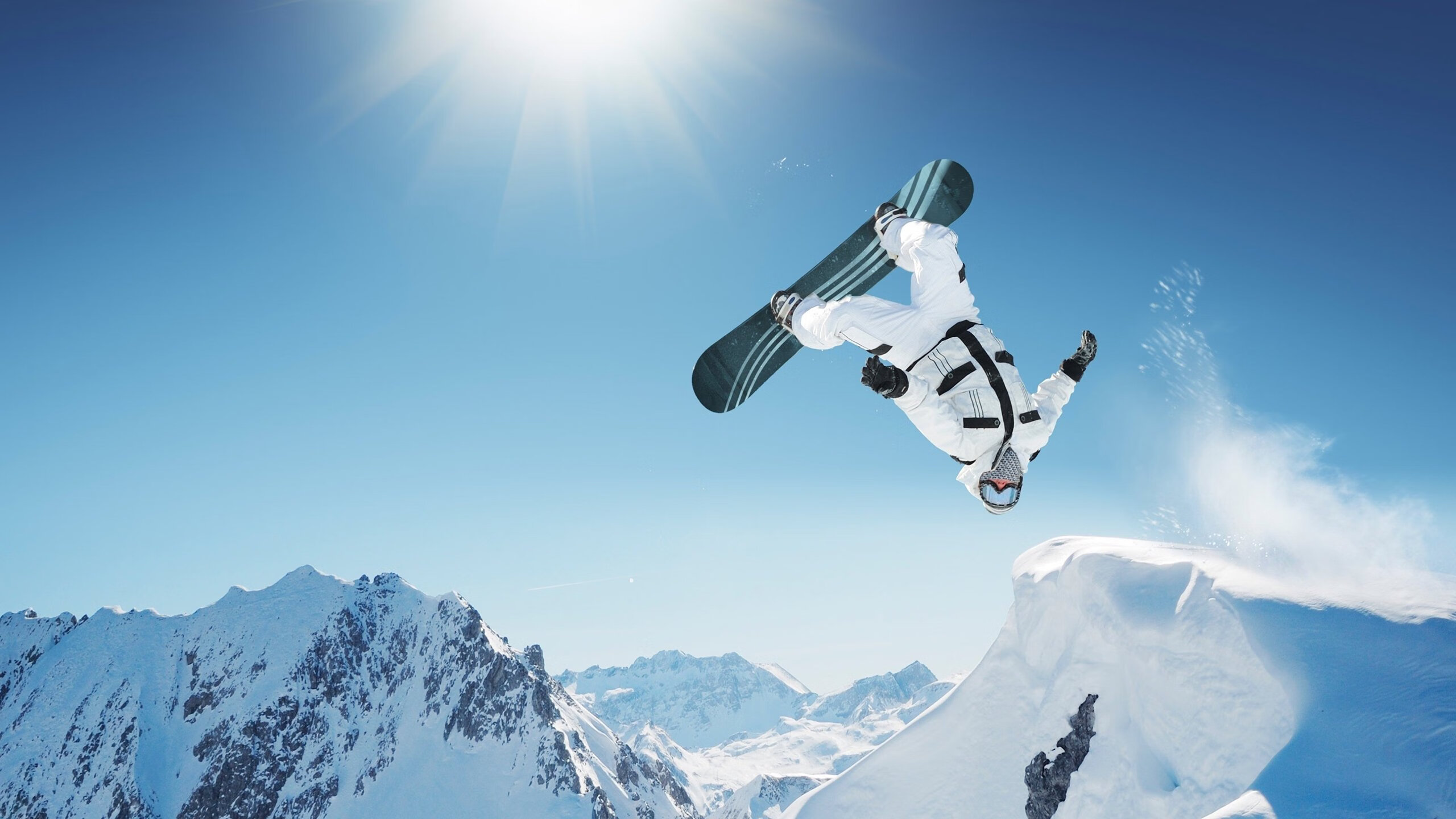 当快船驶过鹈鹕滩，亚平宁的克莱照亮绿茵场—体育世界里的双重奏鸣