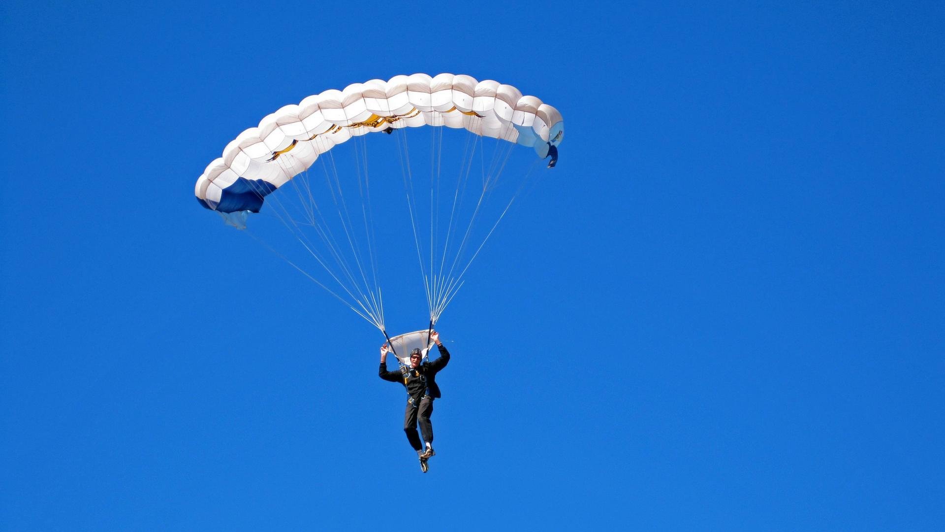 当快船驶过鹈鹕滩，亚平宁的克莱照亮绿茵场—体育世界里的双重奏鸣